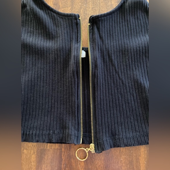 Heart & Hips Back Crop Top With Zipper - Picture 3 of 9